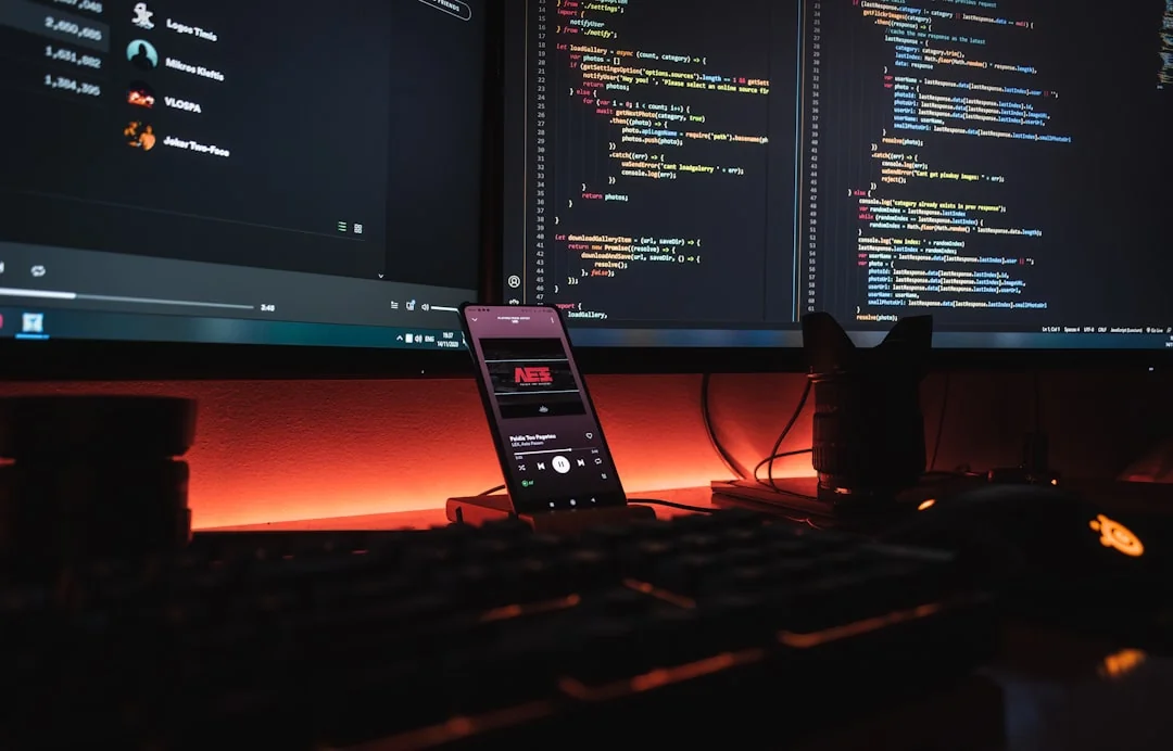 Un espace de travail moderne avec deux écrans d’ordinateur affichant des projets de conception web, mettant en avant la technologie et la productivité.
