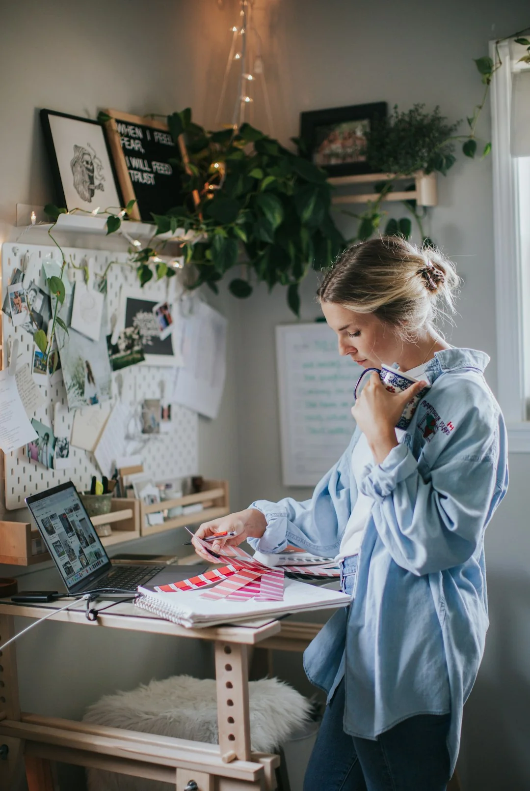 Le design thinking est une approche de l’innovation centrée sur l’humain, qui s’appuie sur la boîte à outils des designers pour réunir les besoins des personnes, les possibilités offertes par la technologie et les exigences de la réussite commerciale. Au cœur du design thinking se trouve une logique profondément humaine. Il pousse les organisations à se concentrer sur les personnes pour lesquelles elles conçoivent, ce qui favorise de meilleurs produits, services et processus internes.