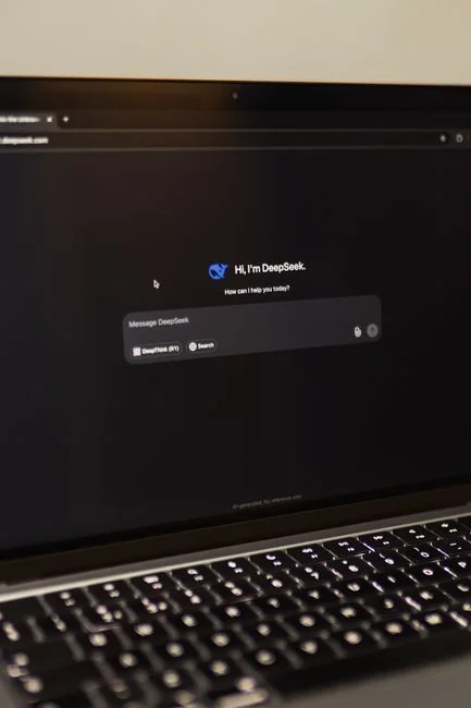 Créez le site web de vos rêves pour votre avenir. Un ordinateur portable, MacBook, posé sur une table portable avec une tasse de café ou de thé sur le côté.